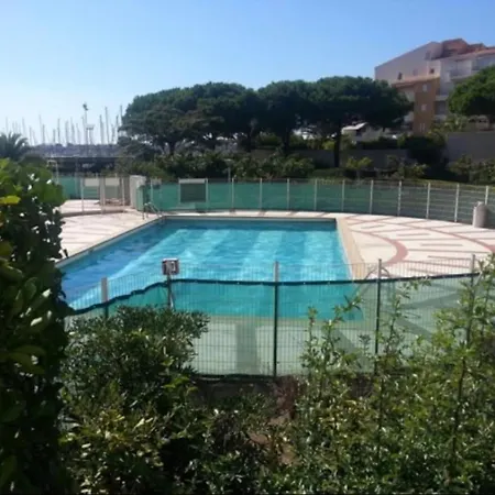 - Piscine, Proche De La Et Du Port